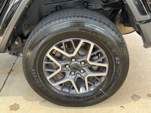 Used 2025 Jeep Wrangler Unlimited Sahara AWD/4WD image 31