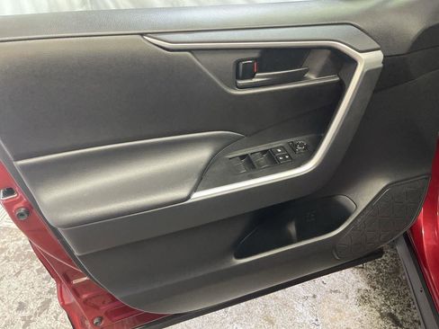 Used 2021 Toyota RAV4 LE AWD/4WD image 13