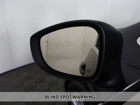 Used 2023 Chrysler Pacifica Touring-L FWD image 4