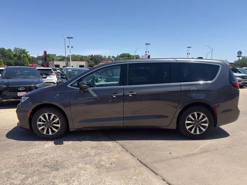 Used 2023 Chrysler Pacifica Touring-L FWD image 4