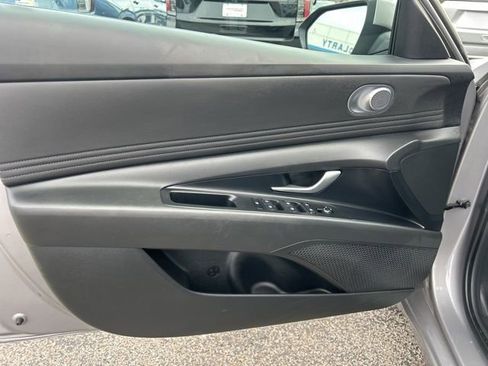 Used 2025 Hyundai Elantra SEL image 11