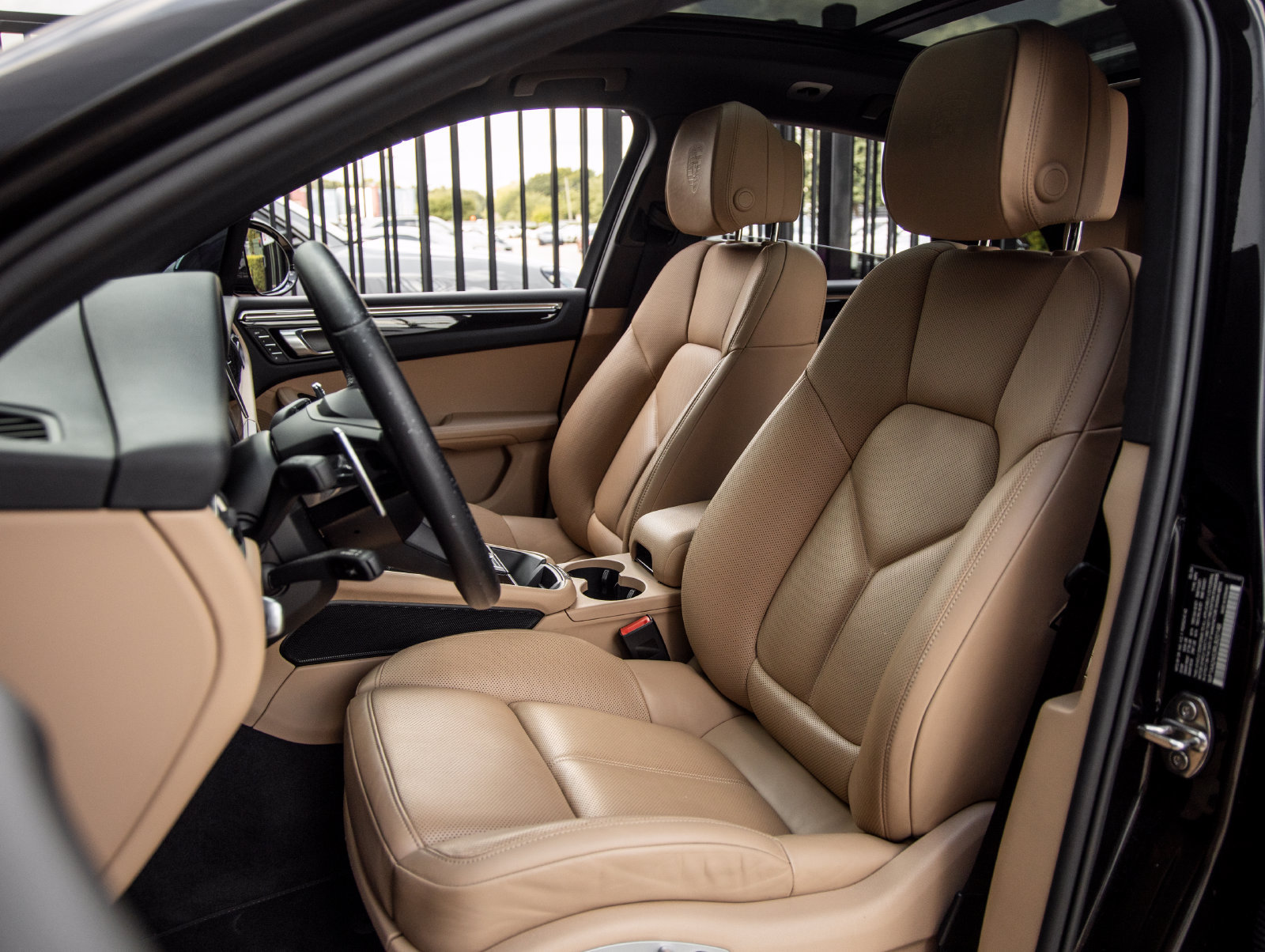 Certified 2024 Porsche Macan AWD/4WD image 5