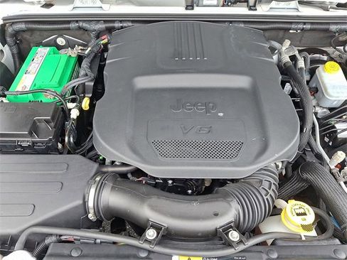 Used 2018 Jeep Wrangler Unlimited Sahara w/ Connectivity Group image 28