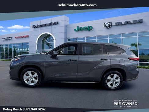 Used 2021 Toyota Highlander LE FWD image 4