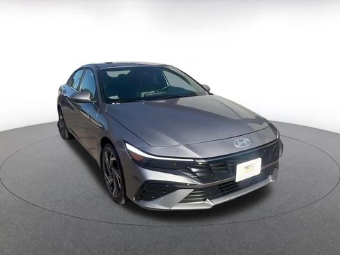 Used 2025 Hyundai Elantra Limited image 3