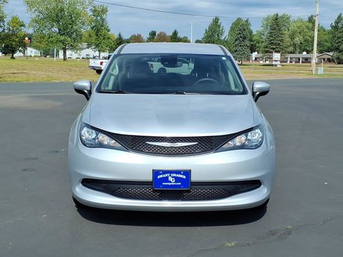 Used 2023 Chrysler Voyager LX FWD image 9