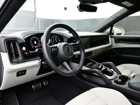 Used 2025 Porsche Cayenne Turbo image 4