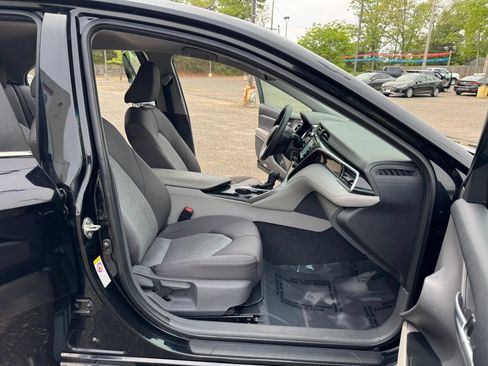 Used 2018 Toyota Camry LE FWD image 17