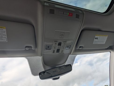 Used 2025 Volkswagen Taos SE w/ Panoramic Sunroof Package FWD image 30