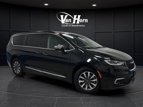 Used 2023 Chrysler Pacifica Limited image 1