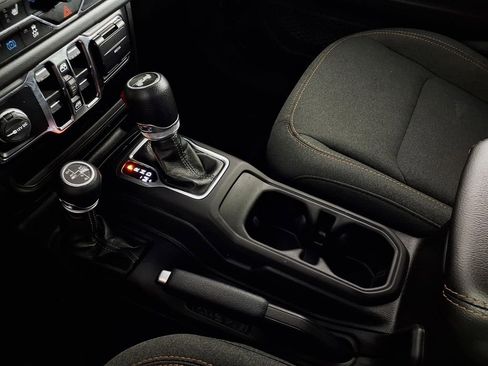 Used 2024 Jeep Wrangler Unlimited Sahara AWD/4WD image 23