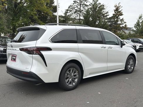 Used 2025 Toyota Sienna XLE AWD/4WD image 5