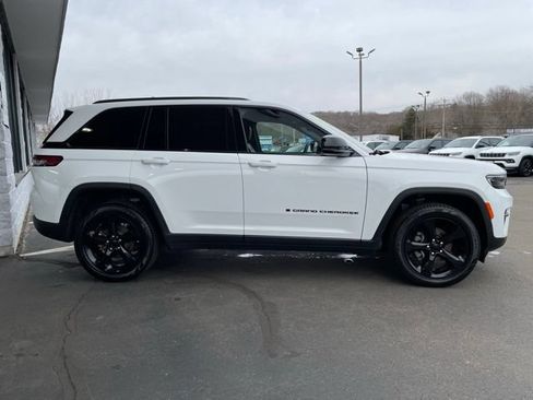Used 2023 Jeep Grand Cherokee Altitude AWD/4WD image 4