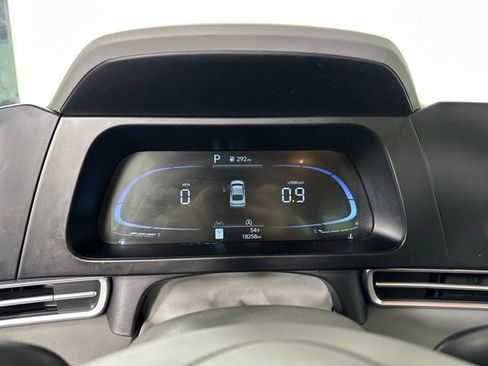 Certified 2024 Hyundai Elantra SE image 17