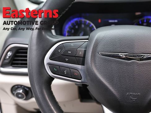 Used 2023 Chrysler Pacifica Touring-L FWD image 15