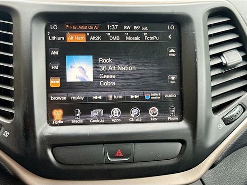 Used 2015 Jeep Cherokee Limited image 16