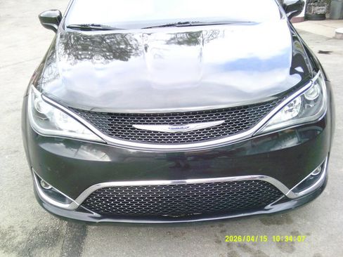 Used 2017 Chrysler Pacifica Touring-L image 2