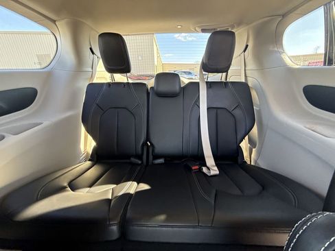 Used 2024 Chrysler Pacifica Touring-L image 21