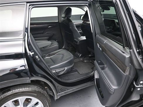 Used 2024 Toyota Highlander Limited image 17