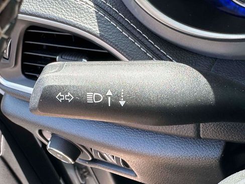 Used 2025 Chrysler Pacifica Limited FWD image 23
