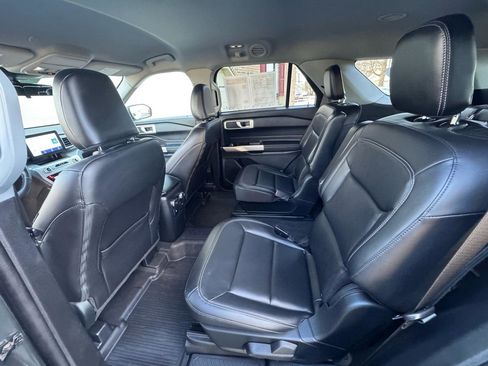 Used 2022 Ford Explorer XLT w/ Equipment Group 202A AWD/4WD image 12