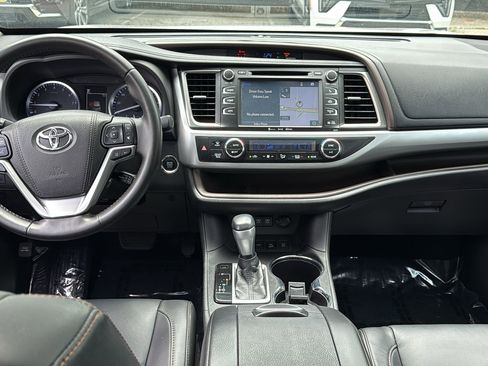 Used 2018 Toyota Highlander XLE AWD/4WD image 9