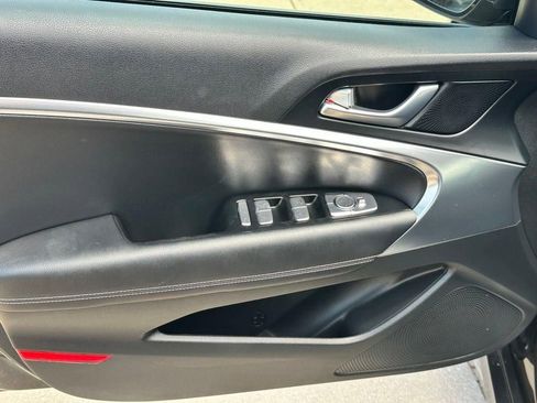 Used 2025 Genesis G70 2.5T RWD image 19