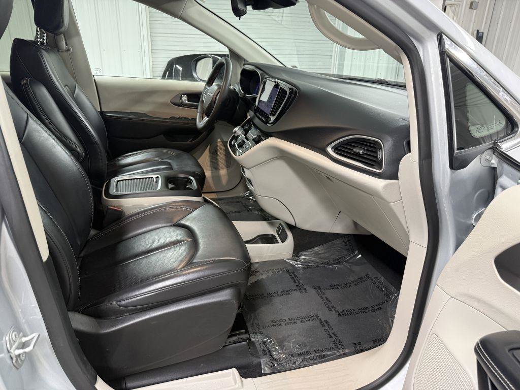 Used 2023 Chrysler Pacifica Touring-L FWD image 39