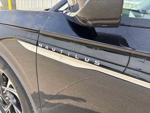 Used 2024 Lincoln Nautilus Premier image 9