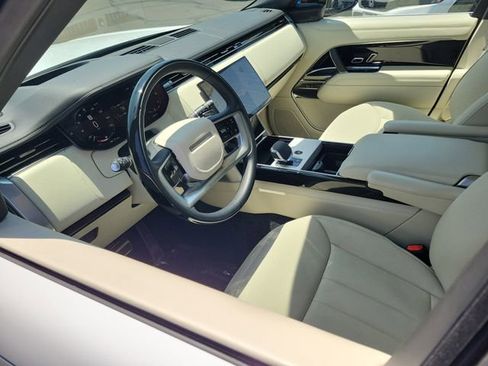 Used 2025 Land Rover Range Rover SE AWD/4WD image 3