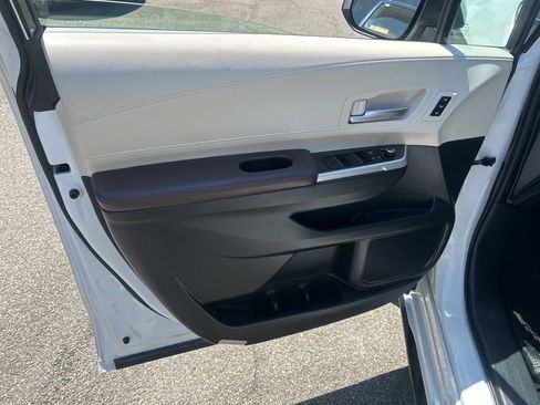Used 2023 Toyota Sienna Platinum AWD/4WD image 25