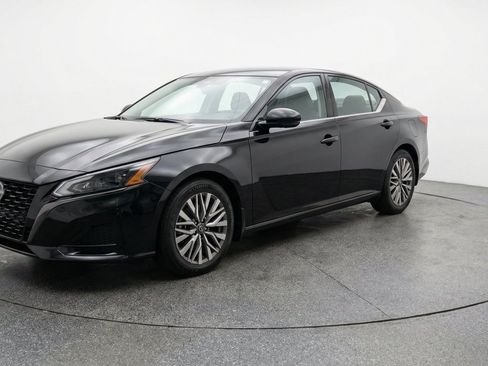 Used 2025 Nissan Altima 2.5 SV FWD image 3