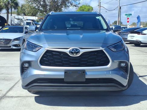 Used 2022 Toyota Highlander XLE image 2