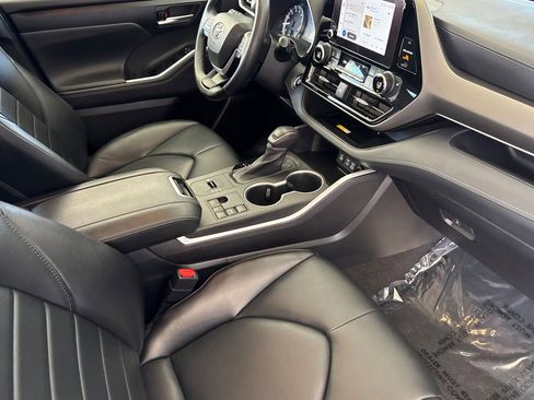 Used 2023 Toyota Highlander XLE image 16