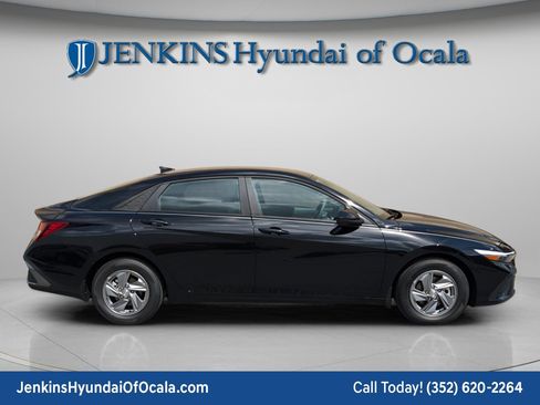 New 2026 Hyundai Elantra SE image 2