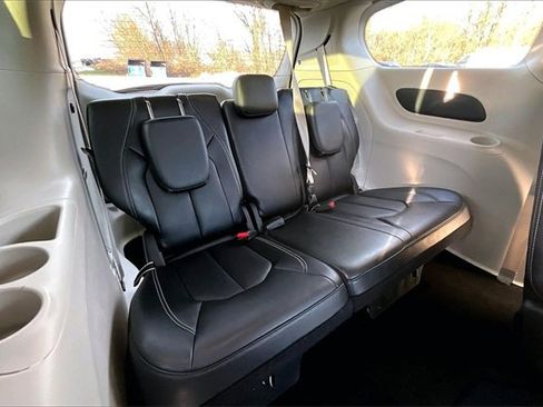 Used 2024 Chrysler Pacifica Touring-L image 28
