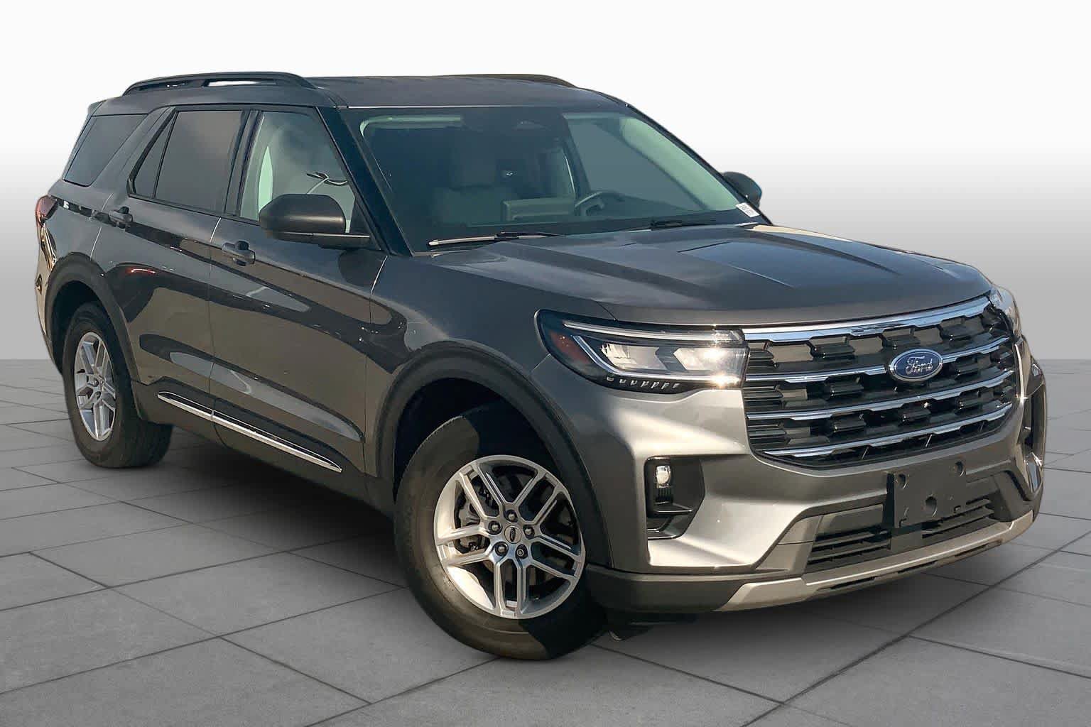 Certified 2025 Ford Explorer Active w/ Active Comfort Package RWD image 3