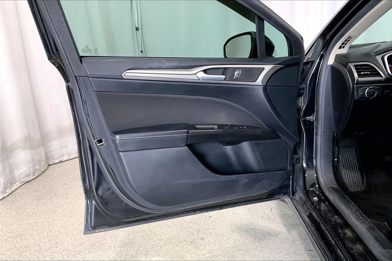 Used 2019 Ford Fusion SE FWD image 21