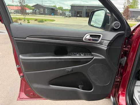 Used 2019 Jeep Grand Cherokee Limited AWD/4WD image 8