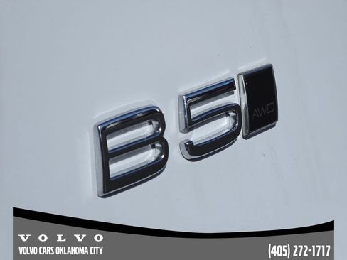 Certified 2024 Volvo XC40 B5 Ultimate w/ Protection Package Premier image 9