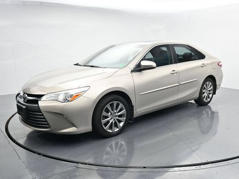Used 2017 Toyota Camry XLE w/ Moonroof Package FWD image 4