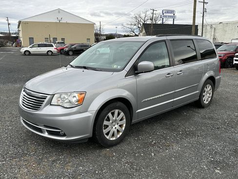 Used 2016 Chrysler Town & Country Touring image 4