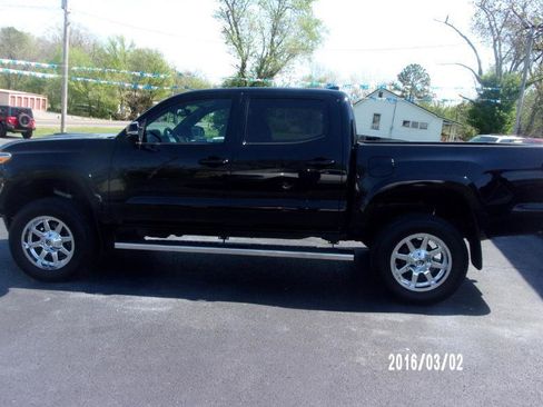 Used 2018 Toyota Tacoma TRD Sport AWD/4WD image 7