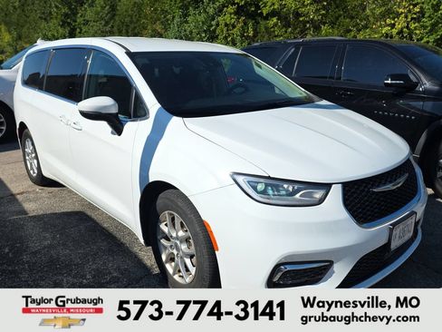 Used 2023 Chrysler Pacifica Touring-L FWD image 1