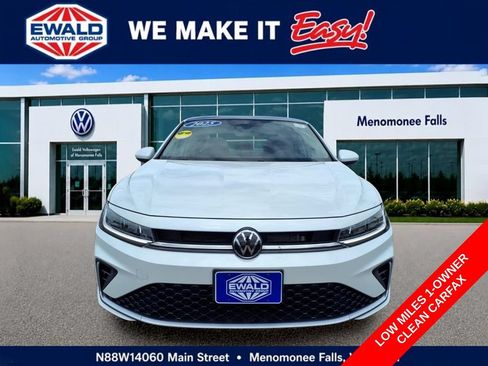 Used 2025 Volkswagen Jetta SE w/ Sunroof Package FWD image 2