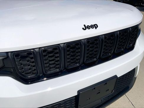 Used 2025 Jeep Grand Cherokee Limited w/ Black Appearance Package image 29