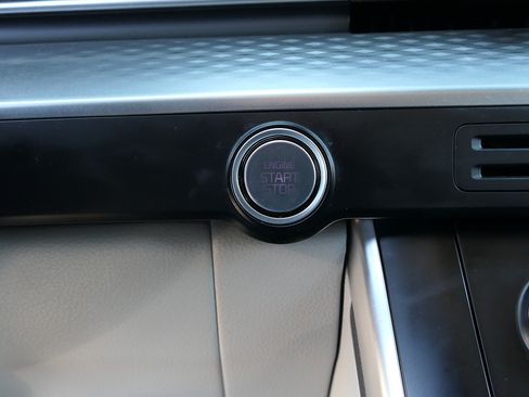 Used 2024 Kia Carnival LX FWD image 17