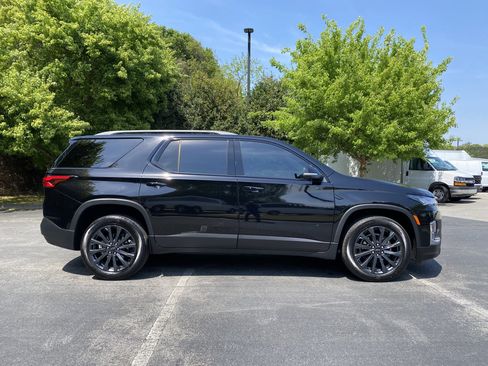Used 2023 Chevrolet Traverse RS FWD image 10