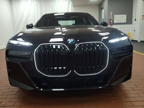 Used 2026 BMW 750e xDrive AWD/4WD image 5