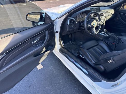 Used 2017 BMW M4 Convertible image 10